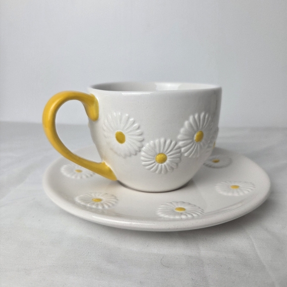Bluebird & Willow Daisy Teacup & Saucer | Yellow Handle | Stoneware Spring - Picture 6 of 14